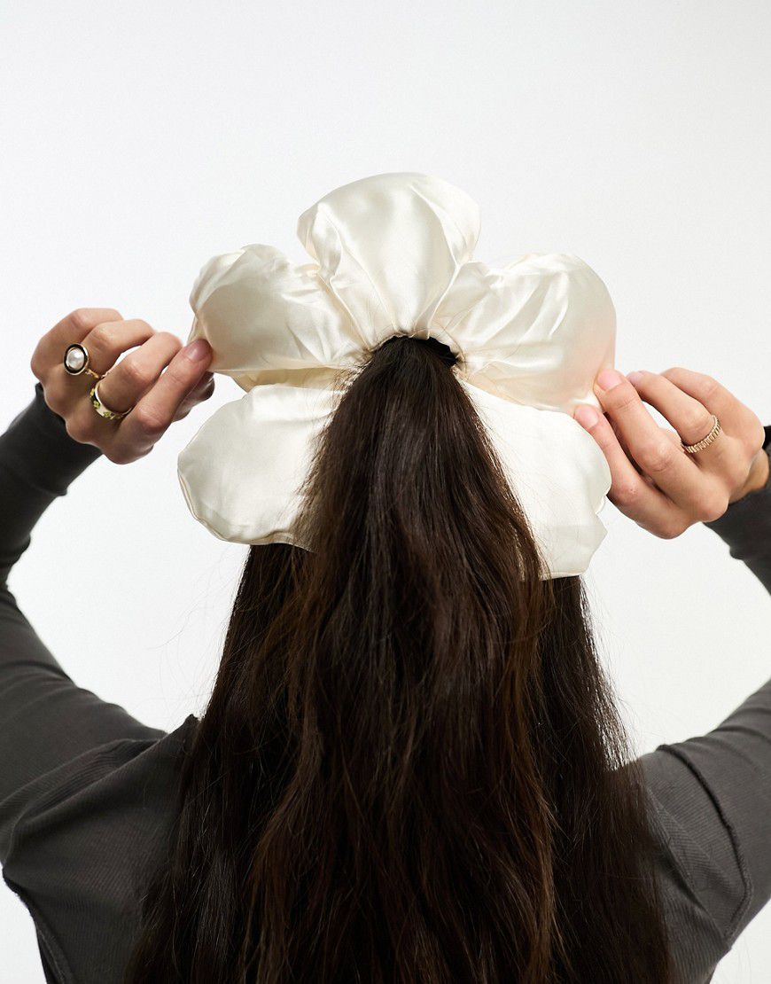 Elastico per capelli a forma di maxi fiore - DesignB London - Modalova