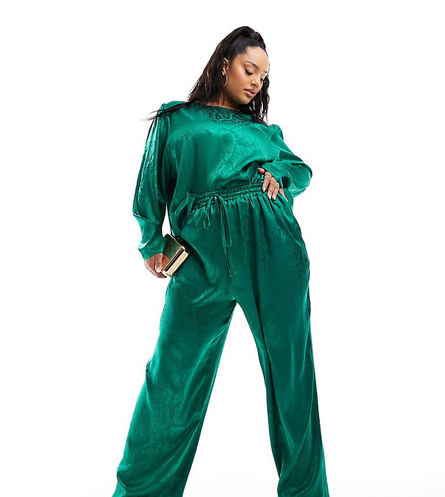 Pantaloni ampi in raso smeraldo in coordinato - Flounce London Plus - Modalova