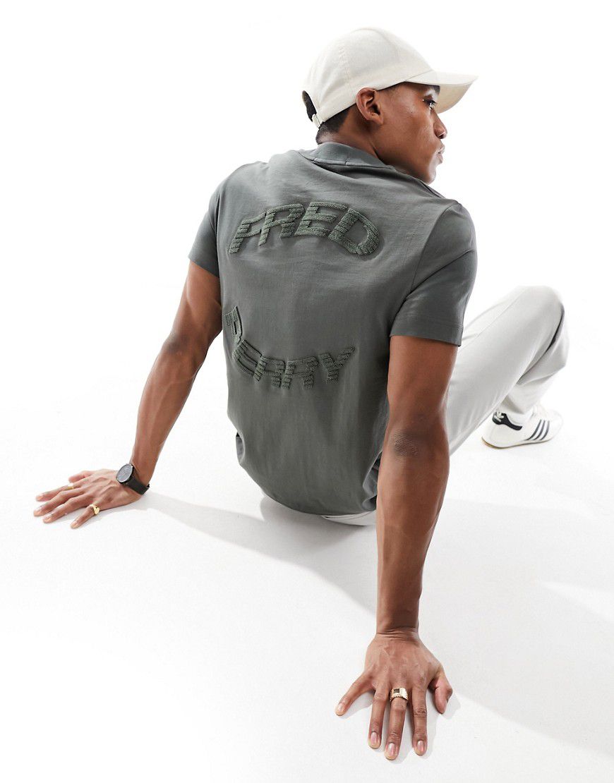 T-shirt kaki con grafica distorta sul retro - Fred Perry - Modalova