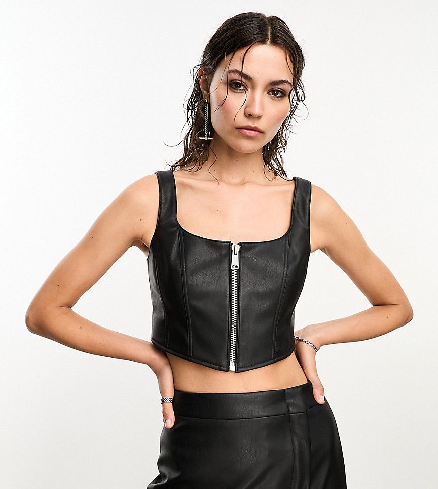 In esclusiva x ASOS - - Odette - Top a corsetto in pelle sintetica nera con zip - AllSaints - Modalova