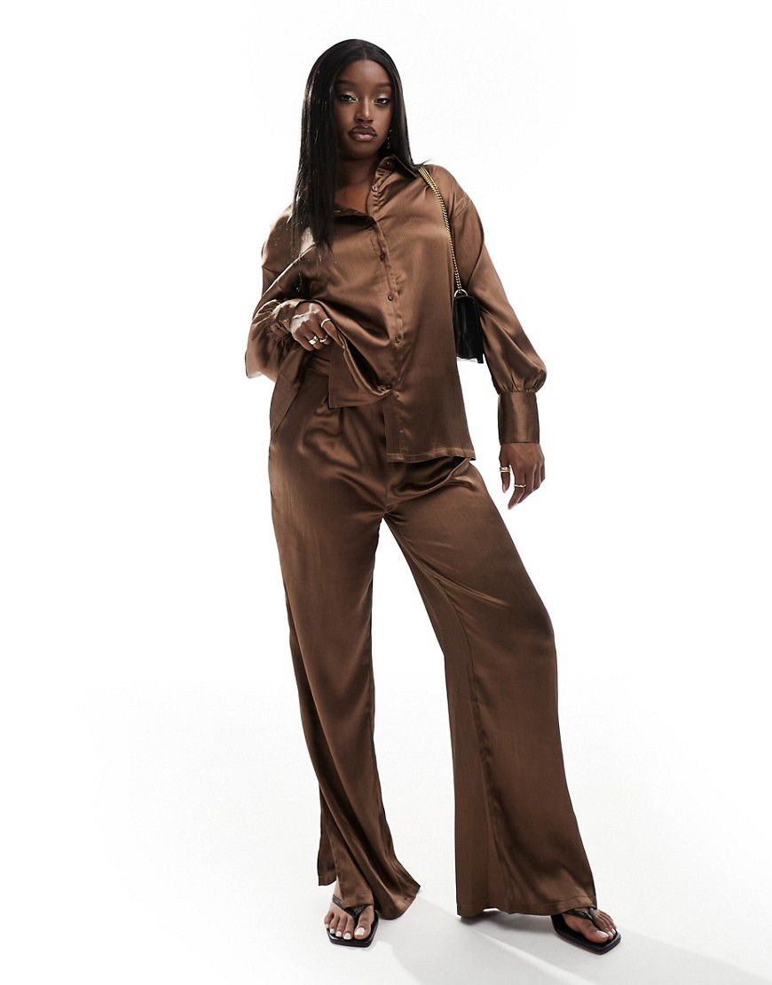 Pantaloni a fondo ampio in raso color cioccolato in coordinato - In The Style - Modalova