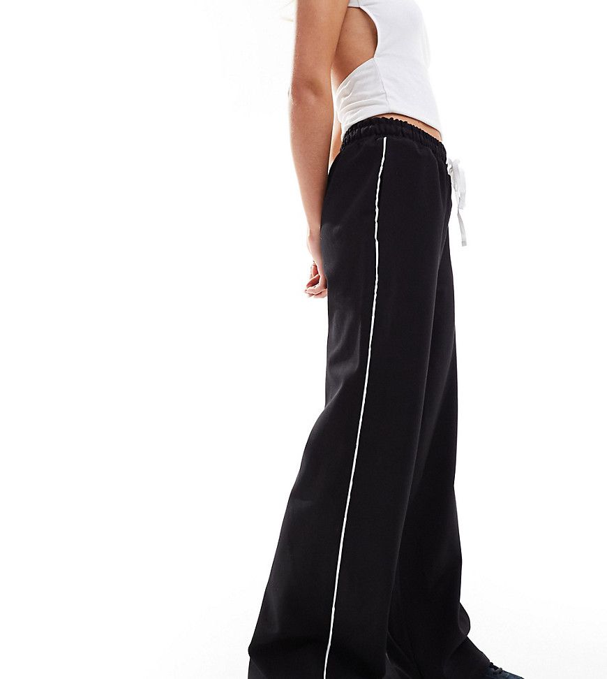 Pantaloni dritti neri allacciati in vita con cordino e riga laterale - In The Style Petite - Modalova