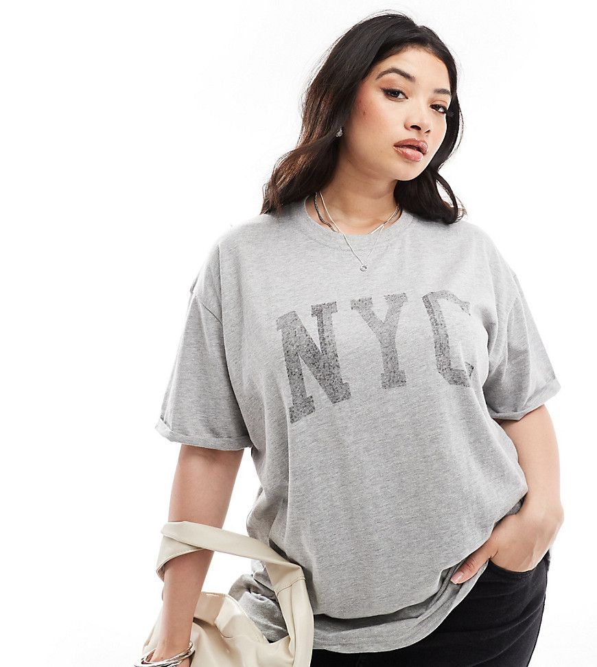 X Perrie Sian - T-shirt grigia con logo NYC - In The Style Plus - Modalova