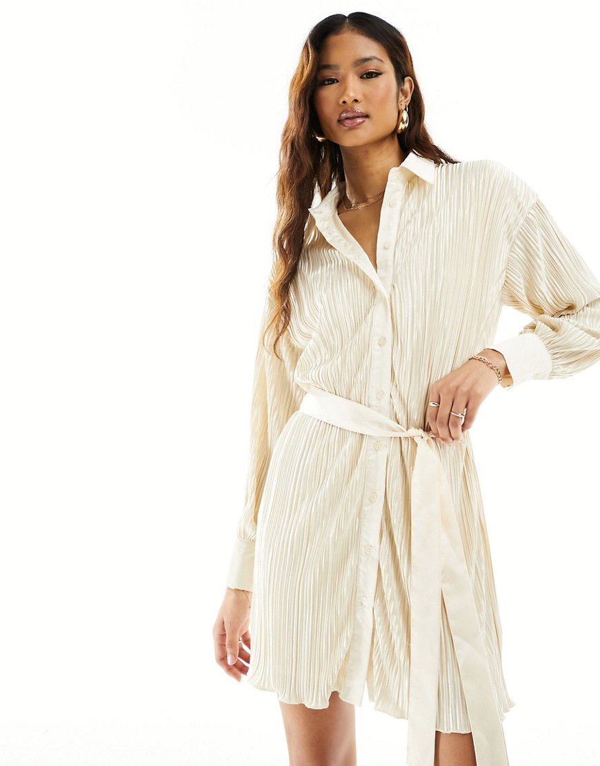 Vestito camicia plissé color crema con cintura - In The Style - Modalova