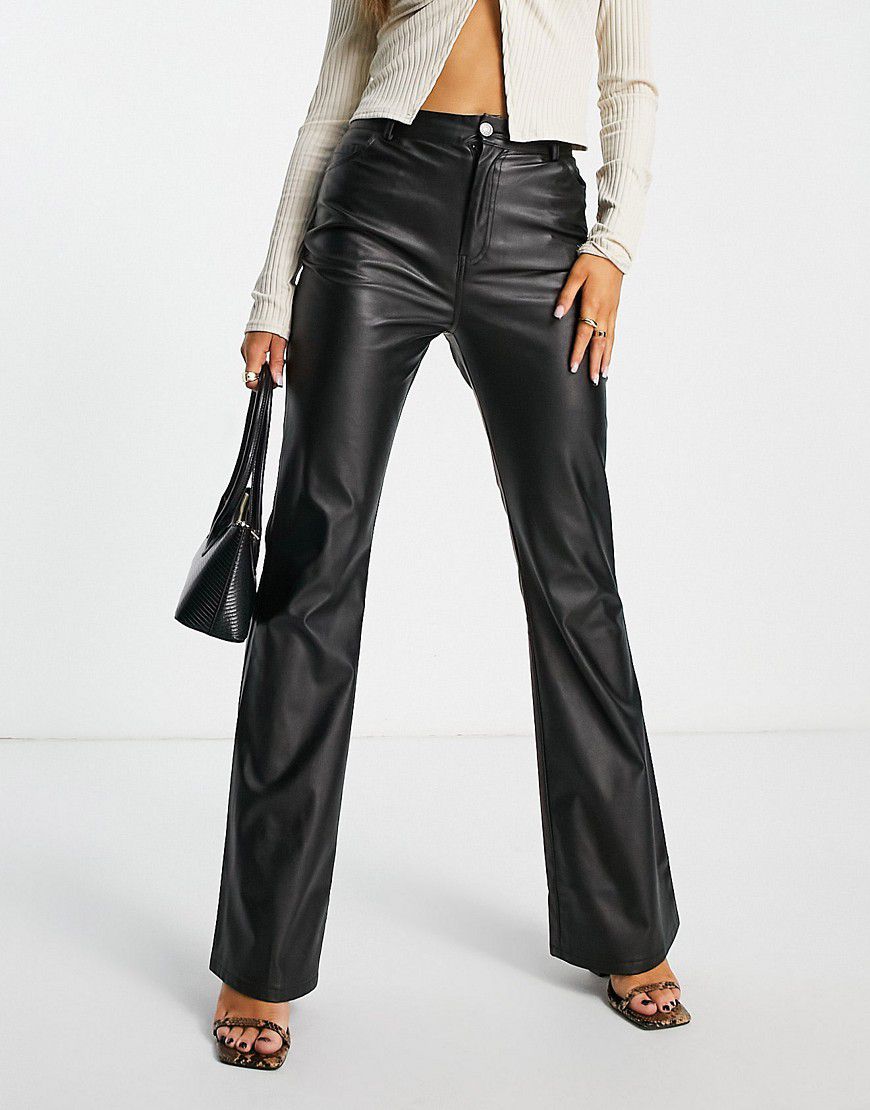 X Liberty - Pantaloni a zampa in pelle sintetica nera - In The Style - Modalova