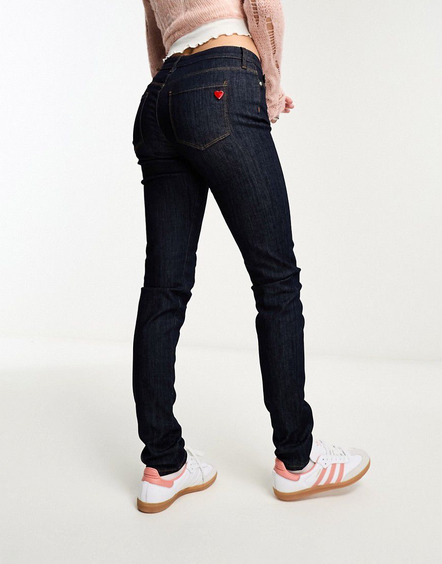 Jeans skinny lavaggio scuro con borchia a forma di cuore - Love Moschino - Modalova