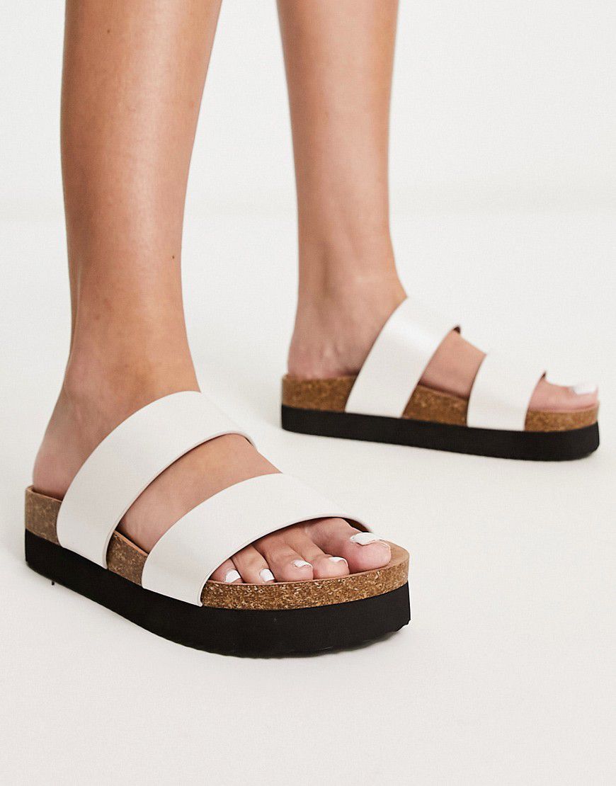 Sandali bassi bianchi effetto coccodrillo con doppia fascia - Monki - Modalova