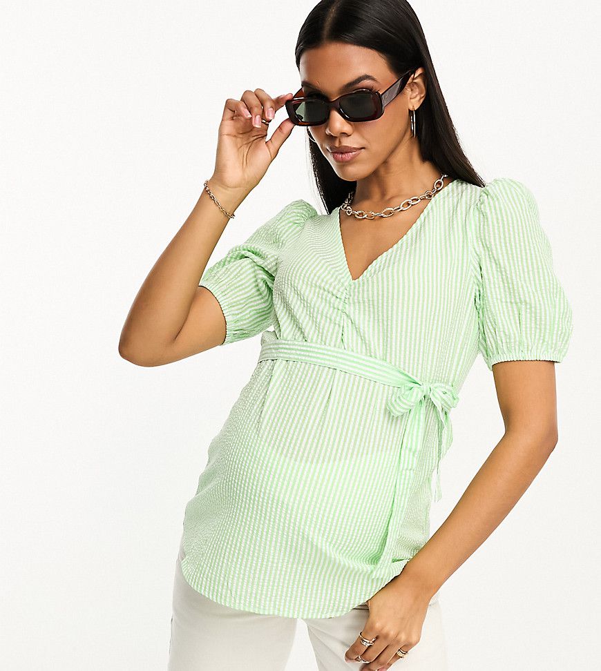 Mamalicious Maternity - Top in seersucker verde e bianco a righe con scollo a V e cintura - Mama.licious - Modalova