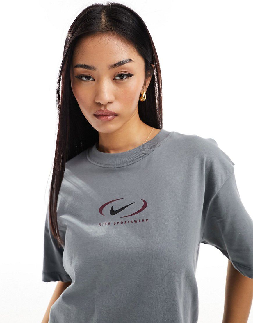 T-shirt boyfriend fumo con logo Swoosh - Nike - Modalova