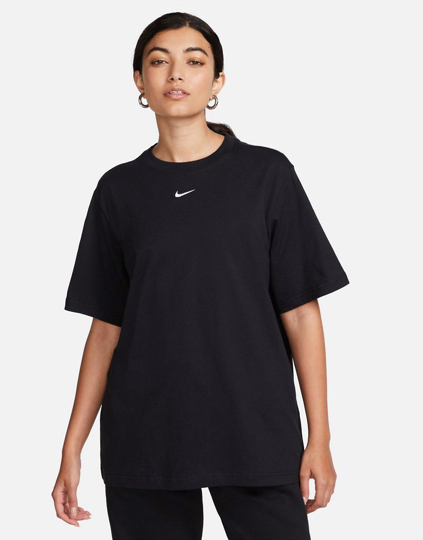 T-shirt boyfriend nera con logo piccolo - Nike - Modalova