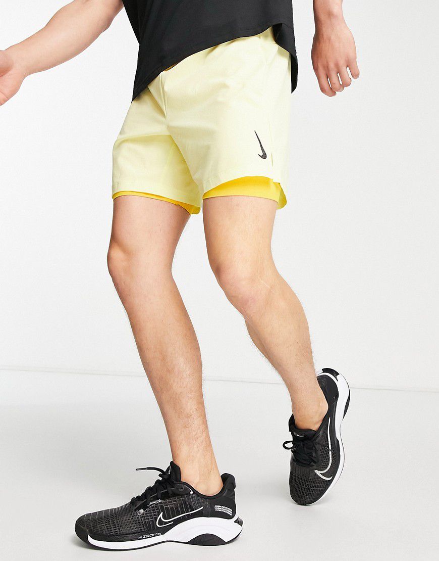 Nike Yoga - Pantaloncini limone 2 in 1 - Nike Training - Modalova