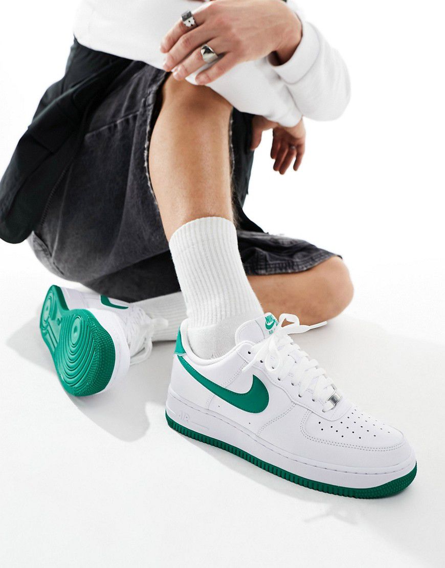 Air Force 1 '07- Sneakers bianche e verdi - Nike - Modalova