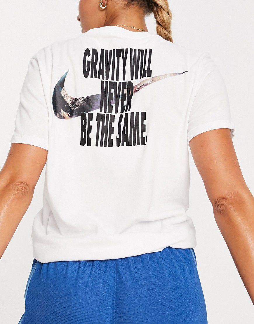 Swoosh Fly Seasonal - T-shirt bianca con stampa grafica - Nike Basketball - Modalova