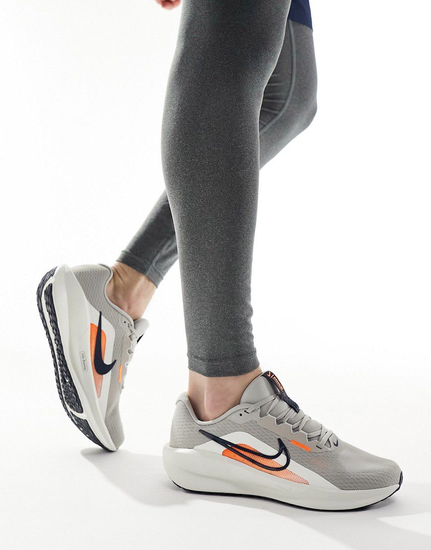 Downshifter 13 - Sneakers grigie e arancioni - Nike Running - Modalova