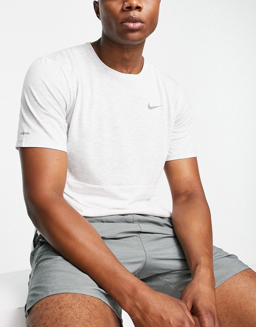 Run Division - T-shirt bianca con stampa tono su tono - Nike Running - Modalova