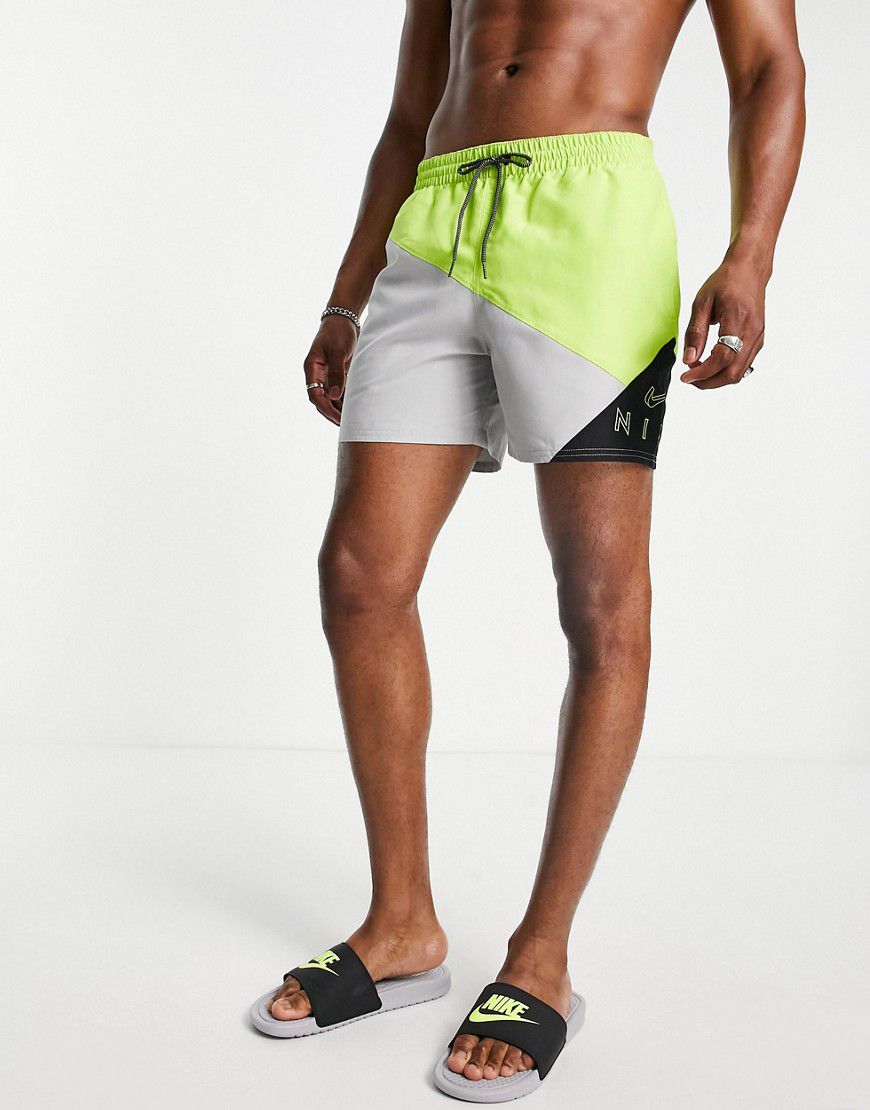 Pantaloncini da 5" con motivo colorblock diagonale - Nike Swimming - Modalova
