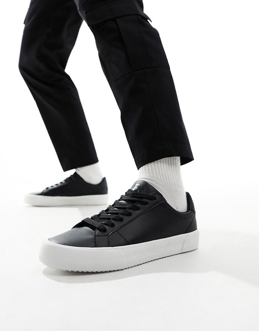 Sneakers stringate nere con suola bianca - Pull & Bear - Modalova