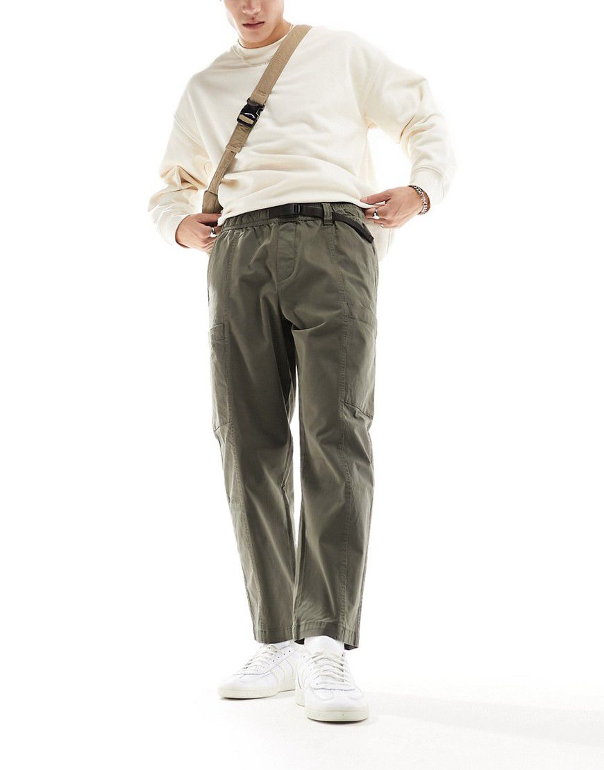 Pantaloni cargo kaki con cintura e pannello a contrasto - Pull & Bear - Modalova