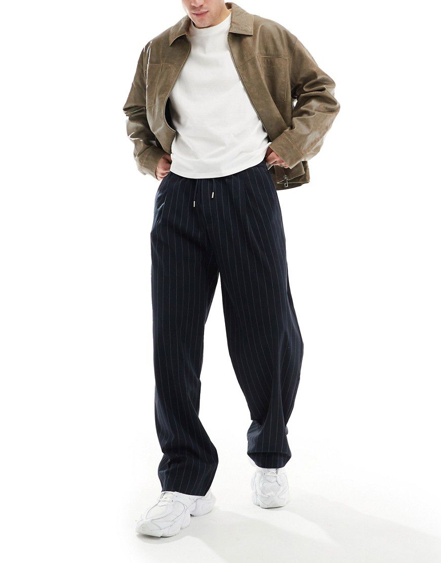 Pantaloni sartoriali a fondo ampio a righe - Pull & Bear - Modalova