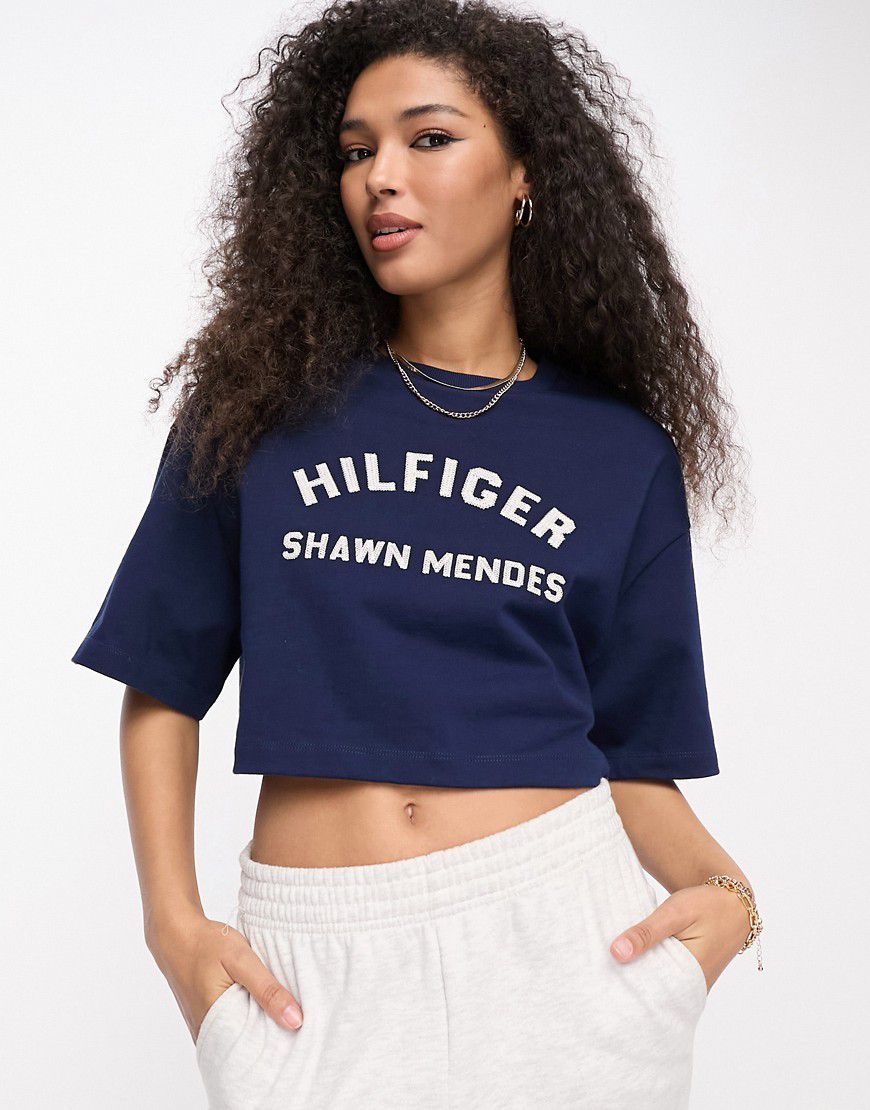 X Shawn Mendes - T-shirt a maniche corte taglio corto con grafica del logo arcuata - Tommy Hilfiger - Modalova