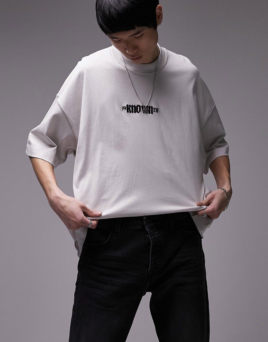 T-shirt super oversize chiaro con ricamo "Known" - Topman - Modalova
