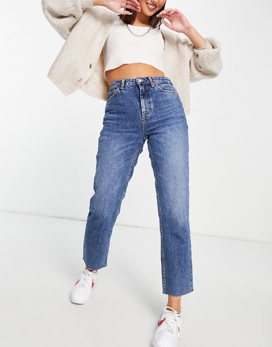 Jeans dritti corti con bordi grezzi a vita medio alta, colore medio - Topshop - Modalova