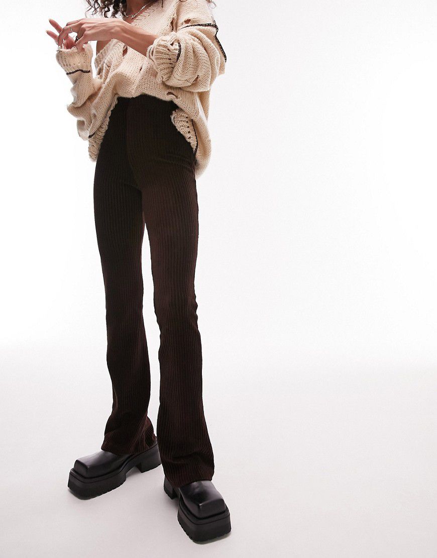 Pantaloni a zampa elasticizzati in velluto a coste color cioccolato - Topshop - Modalova