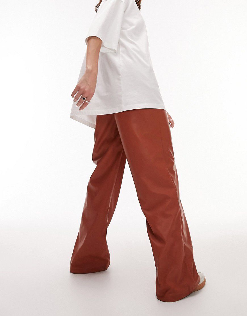 Pantaloni a fondo ampio in pelle sintetica rossa - Topshop - Modalova
