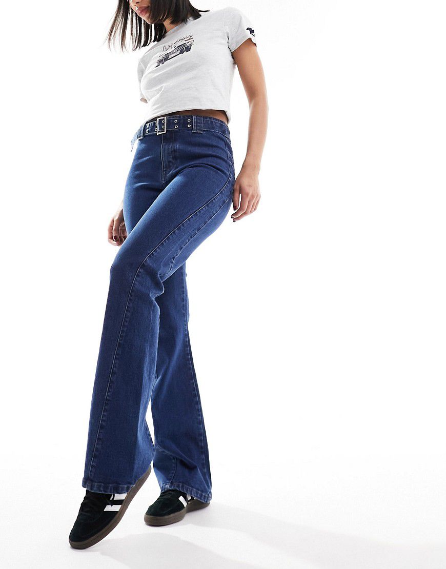 Jeans bootleg a vita bassa lavaggio medio con fibbia - Urban Bliss - Modalova