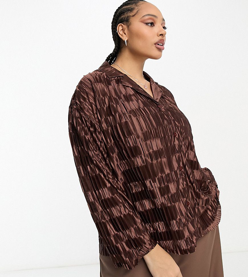 Camicia oversize plissé in raso marrone cioccolato in coordinato - Urban Threads Curve - Modalova