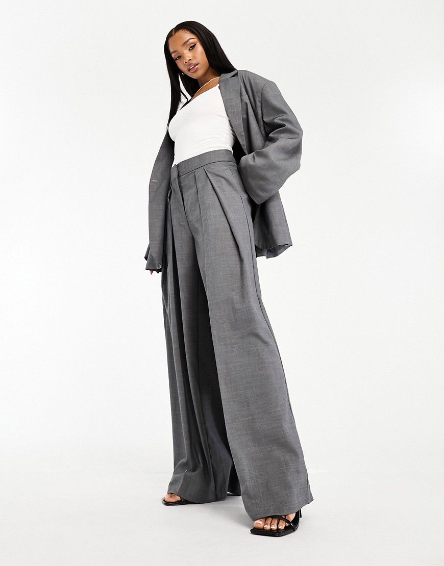 Aware - Pantaloni sartoriali con fondo ampio grigi con pieghe sul davanti in coordinato - Vero Moda - Modalova