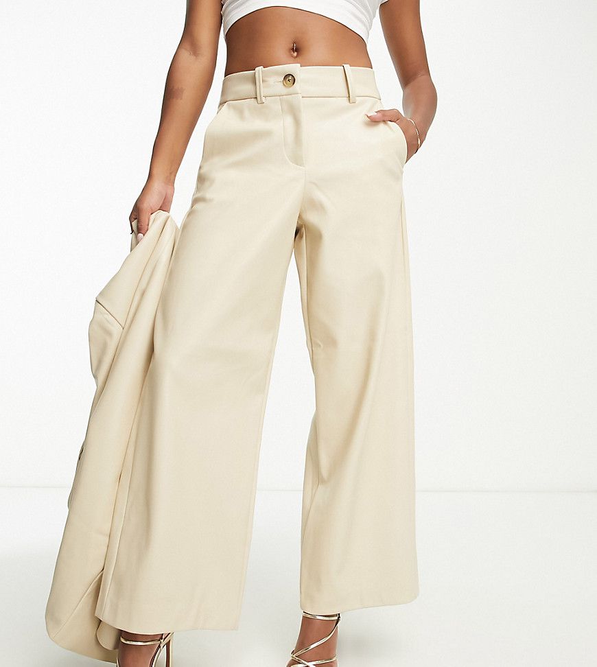 Pantaloni da abito sartoriali in pelle sintetica color crema - Vero Moda Petite - Modalova