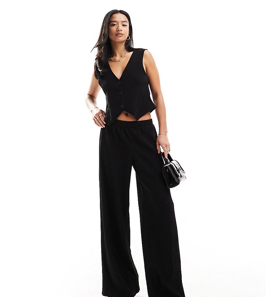 Pantaloni plissé con fondo ampio neri in coordinato - Vero Moda Petite - Modalova