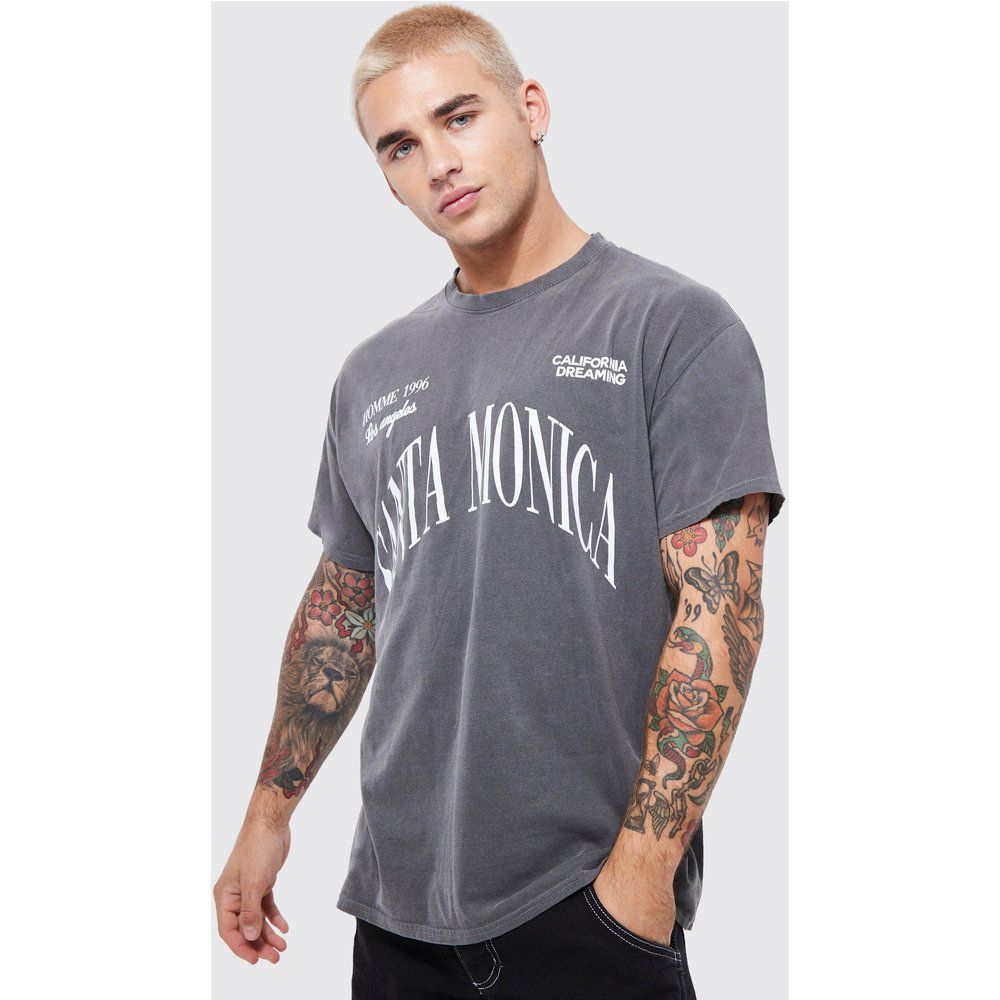 T-shirt squadrata in lavaggio acido con stampa Santa Monica stile Varsity - boohoo - Modalova