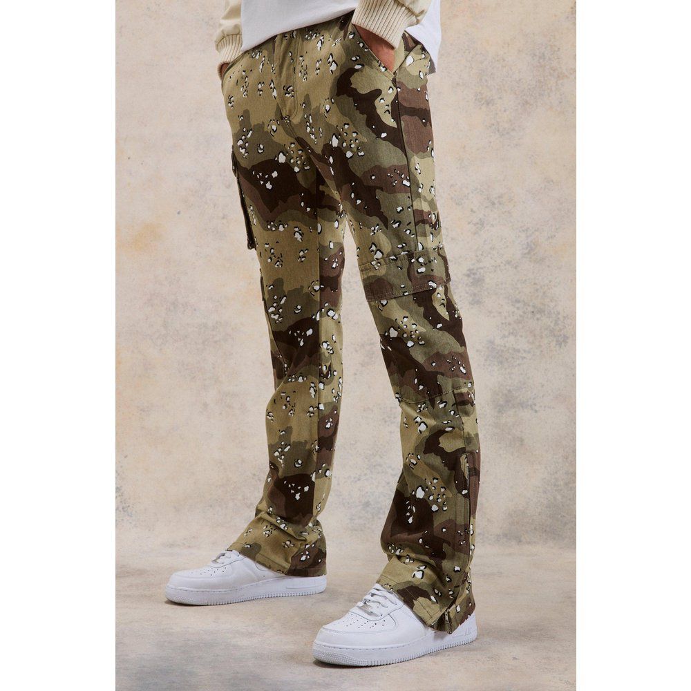 Pantaloni Cargo Slim Fit in fantasia militare con inserti a zampa e zip - boohoo - Modalova
