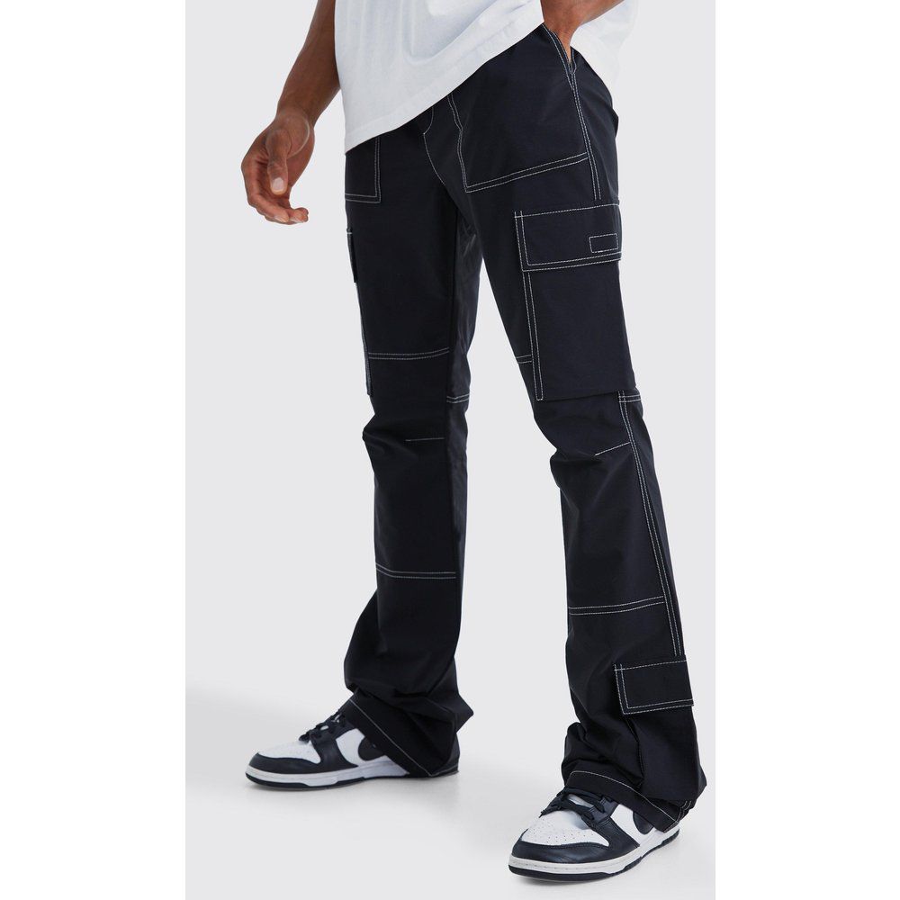 Pantaloni Cargo Slim Fit a zampa con vita elasticizzata e cuciture a contrasto - boohoo - Modalova