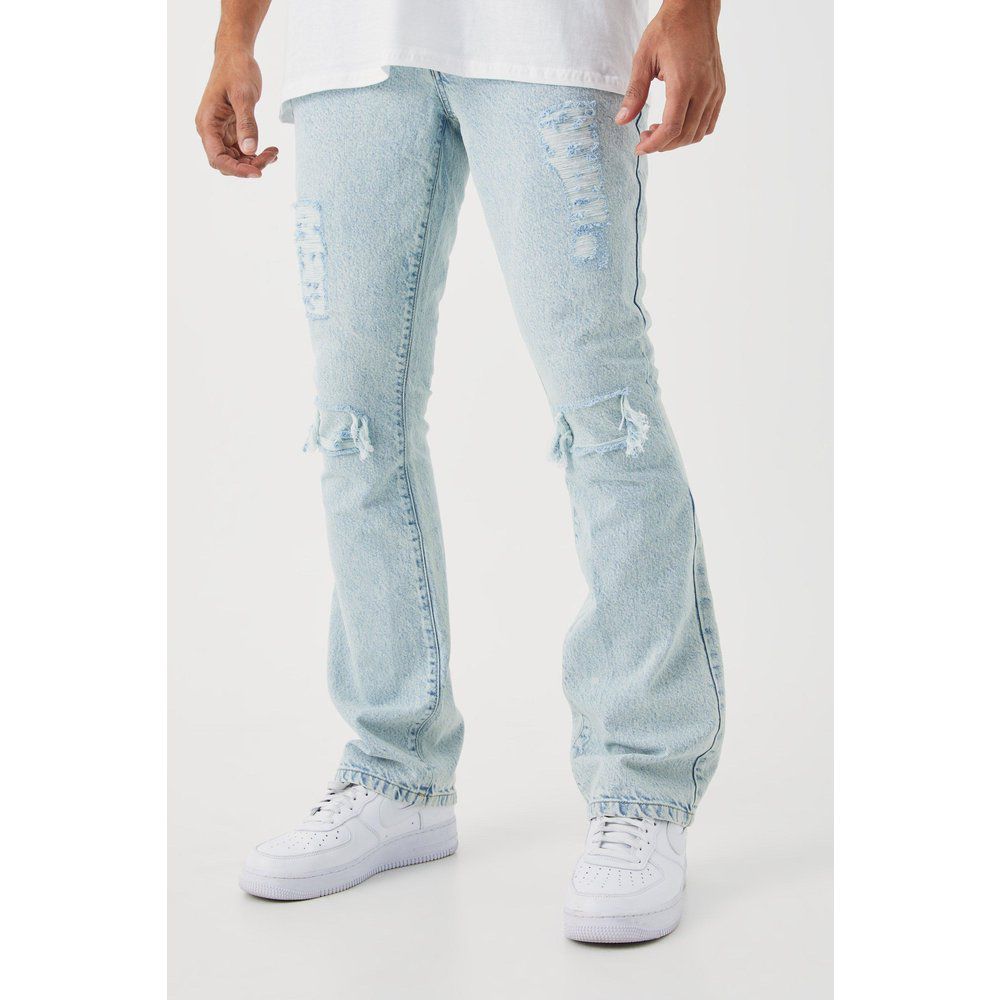 Jeans a zampa Slim Fit con strappi & rattoppi - boohoo - Modalova