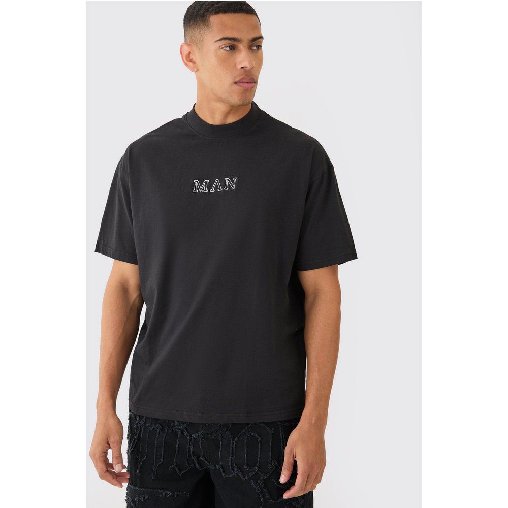 T-shirt oversize Man con ricamo di punto a catena e girocollo esteso - boohoo - Modalova