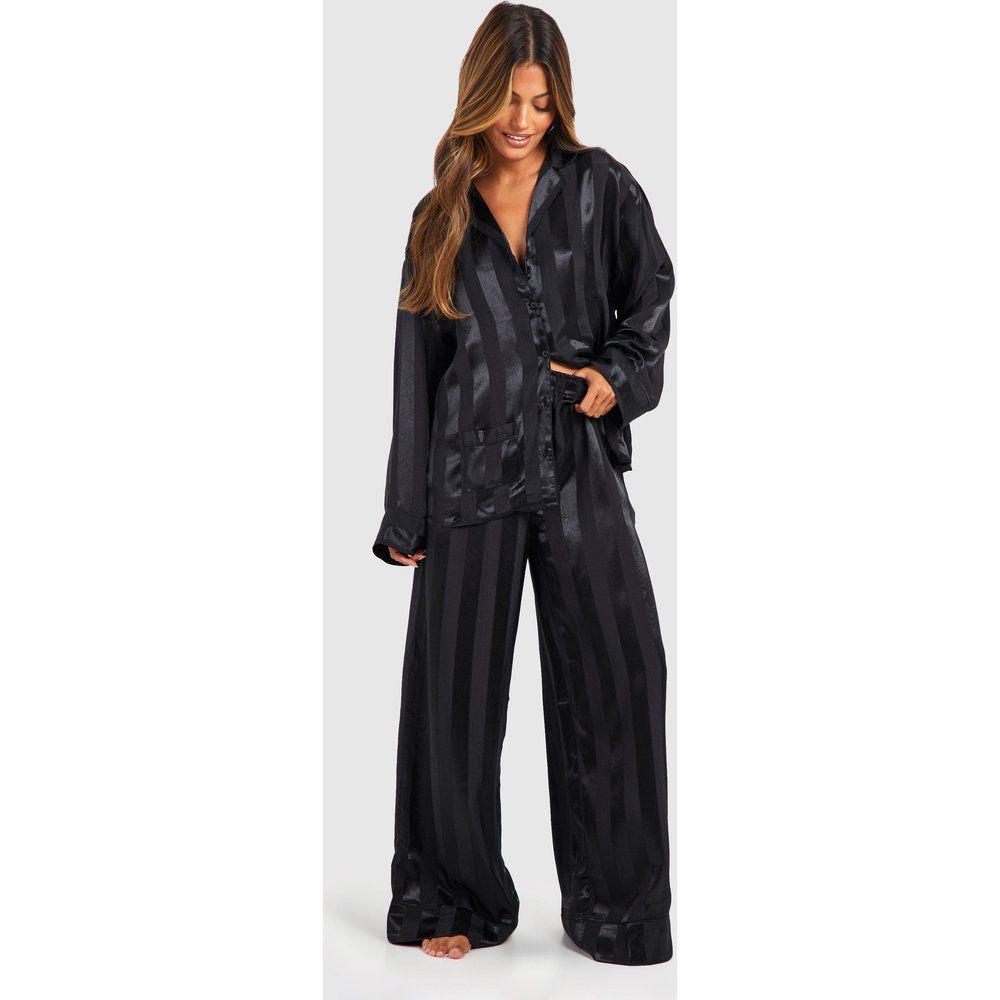 Set pigiama Premium in raso a righe con due tasche - boohoo - Modalova