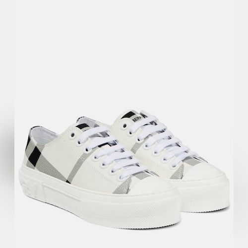 Burberry canvas shoes top